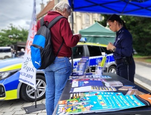 policjantka rozmawia z mężczyzną