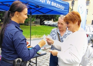 policjantka rozmawia z seniorami