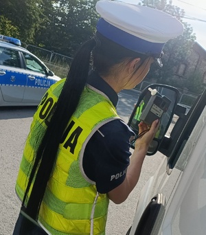 policjantka pokazuje wynik na alkosensorze