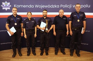 policjanci w granatowych mundurach