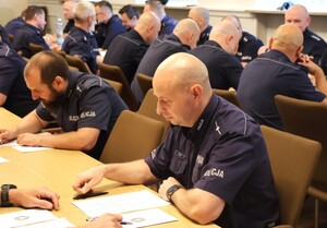 policjant pisze test