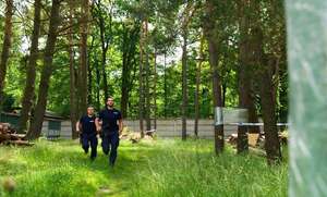 policjanci w granatowych mundurach