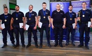 policjanci w granatowych mundurach