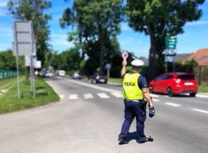 policjant zatrzymuje do kontroli pojazd