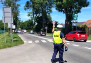 policjant zatrzymuje do kontroli pojazd