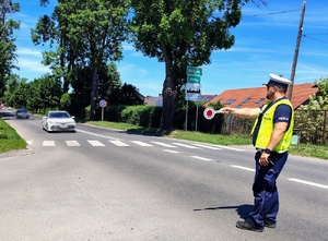 policjant zatrzymuje do kontroli pojazd
