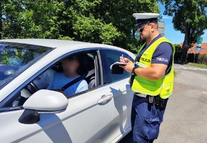 policjant kontroluje pojazd