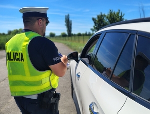 policjant kontroluje pojazd
