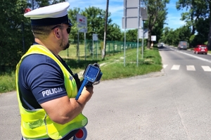 policjant mierzy prędkość