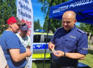 policjant rozmawia z młodzieżą