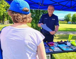 policjant rozmawia z młodzieżą