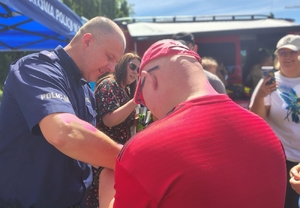policjant zakłada kajdanki
