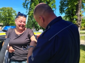 policjant zakłada kajdanki
