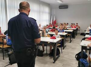 policjant rozmawia z młodzieżą