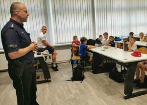 policjant rozmawia z młodzieżą