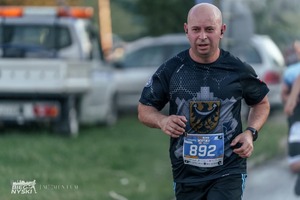mężczyzna w sportowym stroju