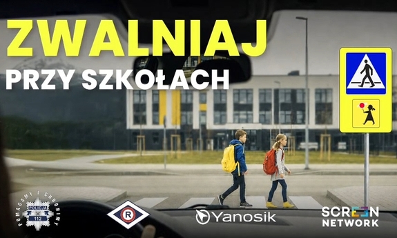 widok z samochodu przed przejściem da pieszych na którym są dzieci