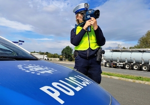 policjantka mierzy prędkość