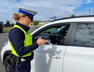 policjantka kontroluje kierującego