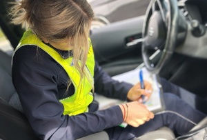 policjantka wypisuje mandat