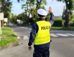 policjant zatrzymuje pojazd do kontoli