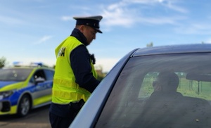policjant kontroluje kierującego