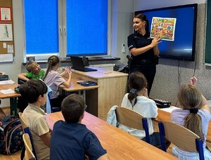 policjant rozmawia z dziećmi