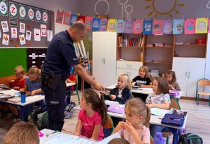 policjant rozmawia z dziećmi