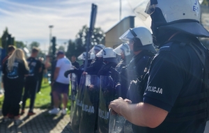 policjanci podczas zabezpieczenia meczu