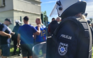 policjanci podczas zabezpieczenia meczu