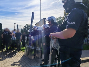policjanci podczas zabezpieczenia meczu