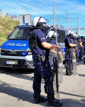 policjanci podczas zabezpieczenia meczu