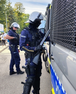 policjanci podczas zabezpieczenia meczu