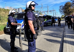 policjanci podczas zabezpieczenia meczu
