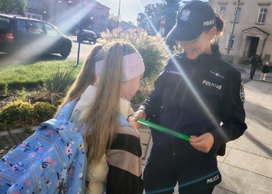 policjantka rozdaje odblaski