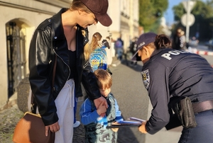 policjantka rozdaje odblaski