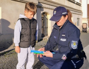 policjantka rozdaje odblaski