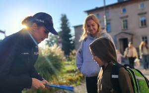 policjantka przekazuje odblask