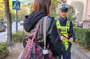 policjanci przekazują odblaski