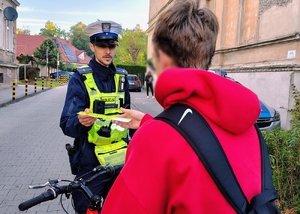 policjanci przekazują odblaski