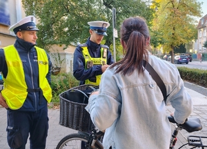 policjanci rozmawiają z rowerzystką