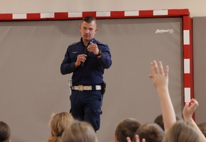 policjant rozmawia z młodzieża