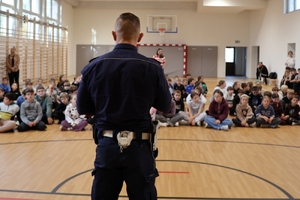 policjant rozmawia z młodzieża