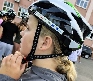 dziewczynka w kasku rowerowym