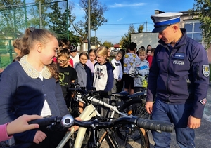 policjant rozmawia z dziećmi