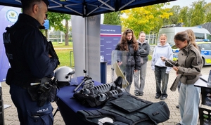 funkcjonariusze policji i służby więziennej rozmawiają z młodzieżą