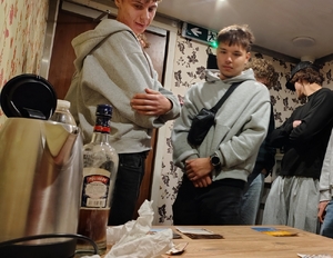 młodzież w escape trucku