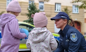 policjanci rozmawiają z dziećmi
