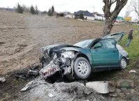 zielone audi uderzyło w przepust wodny, widoczne uszkodzenia samochodu