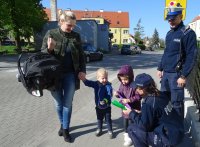 Policjanci rozdają dzieciom i rodzicom odblaski i odznaki &quot;Jestem bezpieczny – jeżdżę w foteliku&quot;